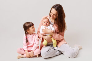 mamma con due bambini piccoli