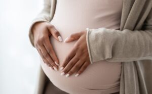 donna incinta con mani sulla pancia