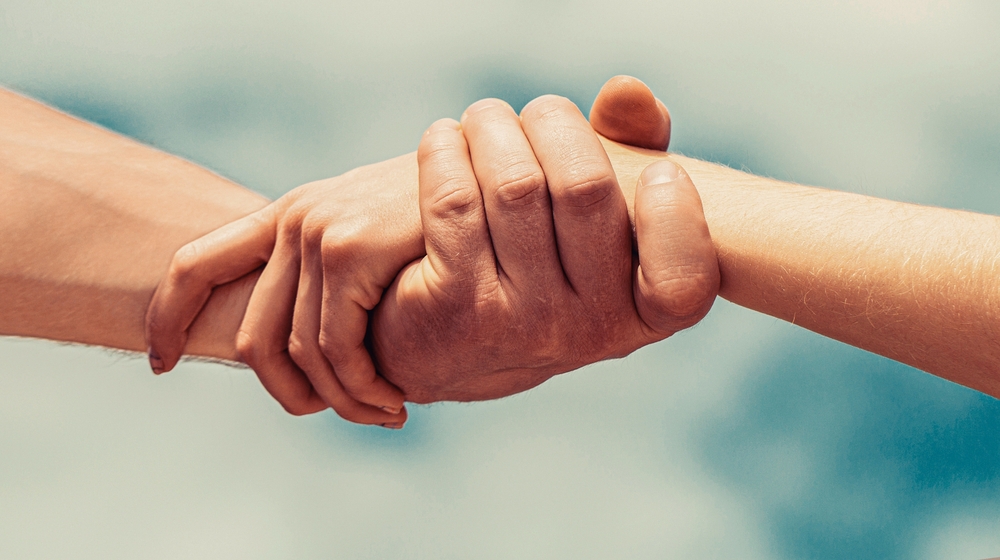 mani che si tengono strette ai posi