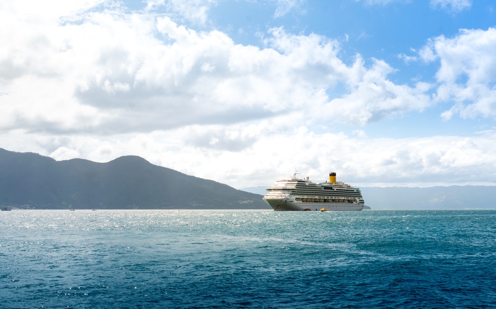 nave da crociera, in lontananza sul mare e sullo sfondo montagne